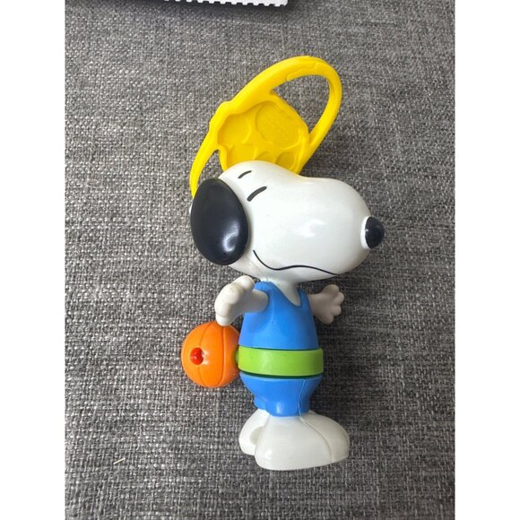Peanuts Snoopy McDonalds 2018 Toy Figure With Basketball Clip - Picture 3 of 6